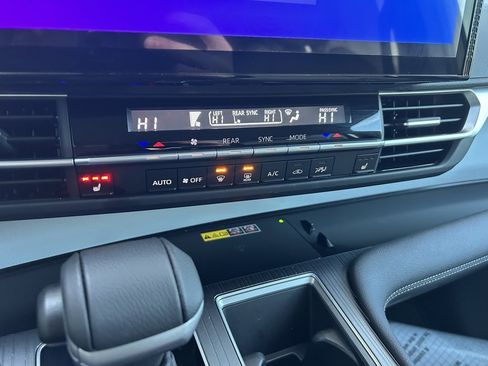 Used 2025 Toyota Sienna XLE image 19