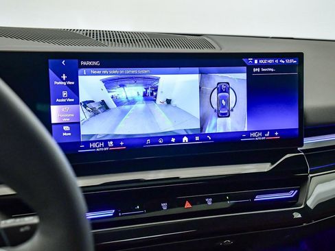 Used 2025 BMW 530i w/ Premium Package image 26