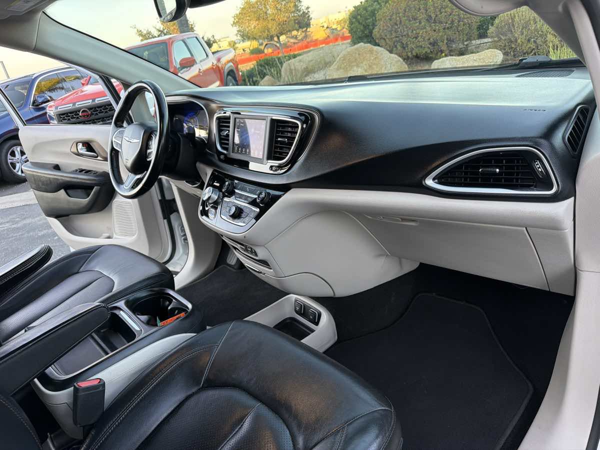 Used 2019 Chrysler Pacifica Touring-L FWD image 21