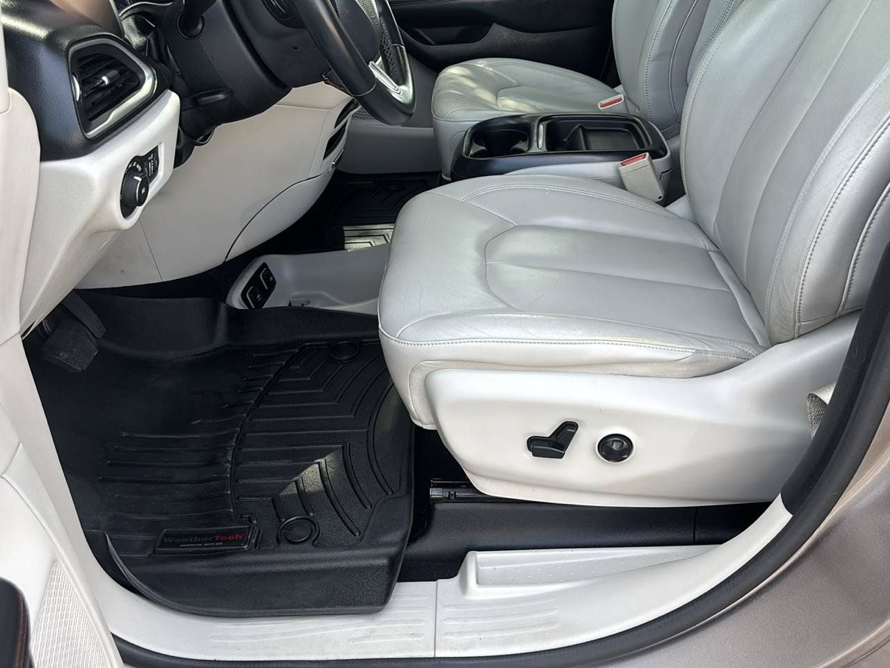 Used 2017 Chrysler Pacifica Touring-L w/ Tire & Wheel Group FWD image 9