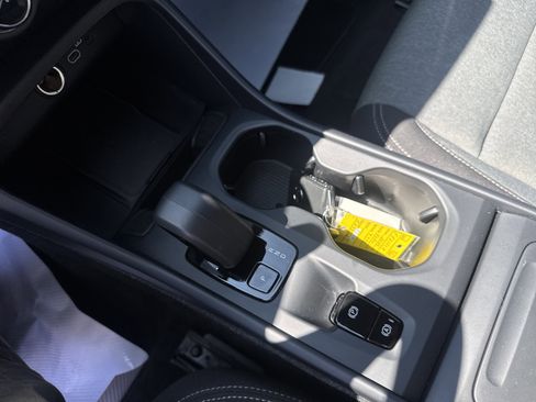 Used 2024 Volvo XC40 B5 Core image 24