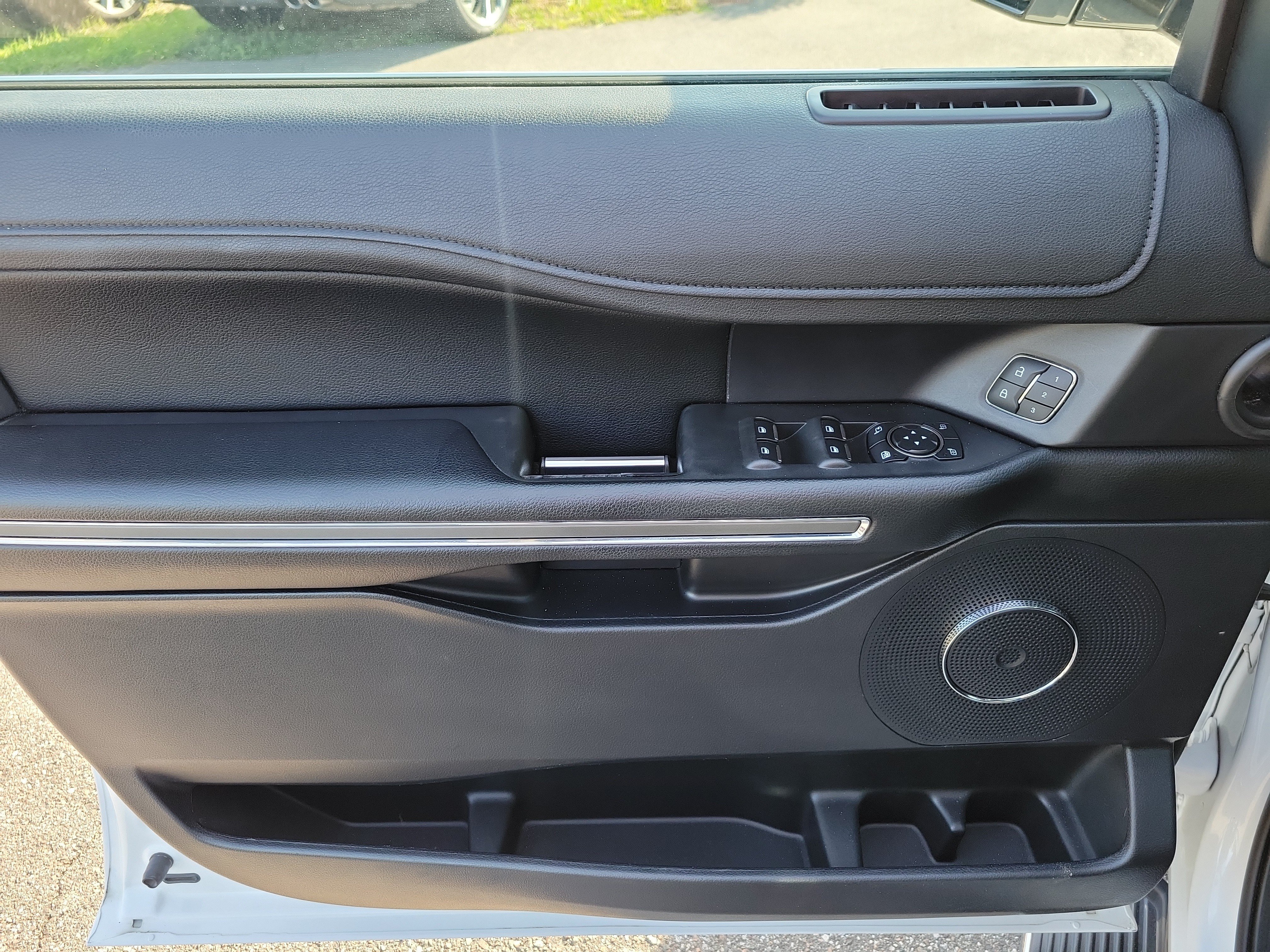 Used 2019 Ford Expedition XLT w/ Equipment Group 202A RWD image 20