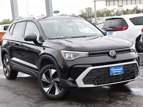 Used 2025 Volkswagen Taos SE AWD/4WD image 2