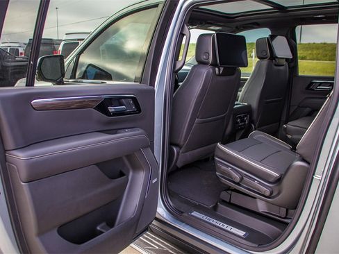 New 2026 Chevrolet Suburban Premier image 22