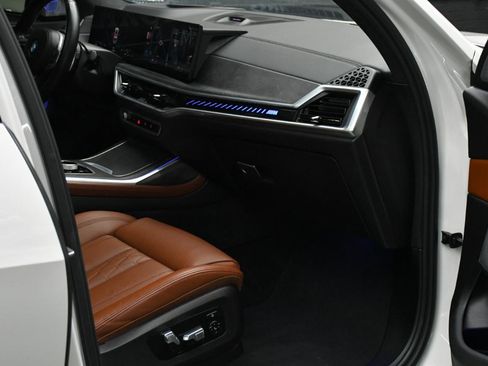 Used 2023 BMW X7 M60i AWD/4WD image 45
