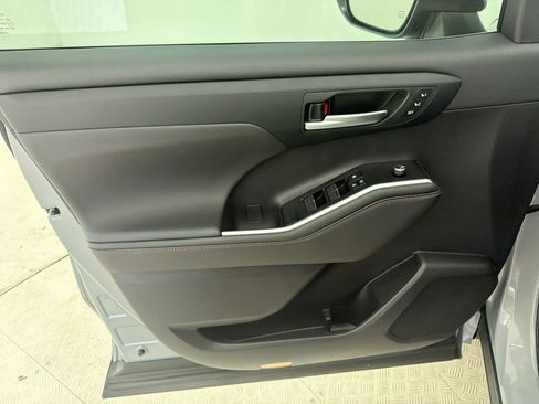 Used 2023 Toyota Highlander Bronze Edition FWD image 13