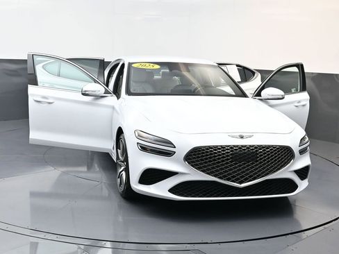 Used 2025 Genesis G70 2.5T image 33