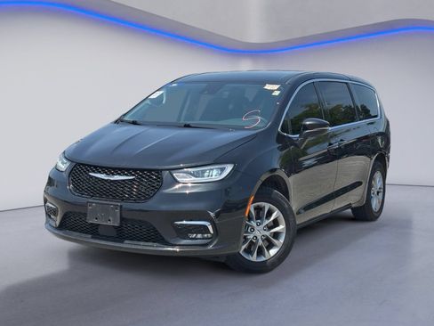 Used 2023 Chrysler Pacifica Touring-L AWD/4WD image 2