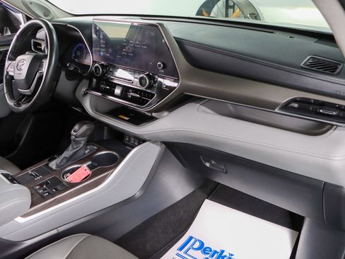 Used 2024 Toyota Highlander Limited image 29