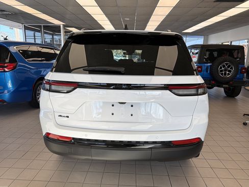 New 2025 Jeep Grand Cherokee Altitude image 6