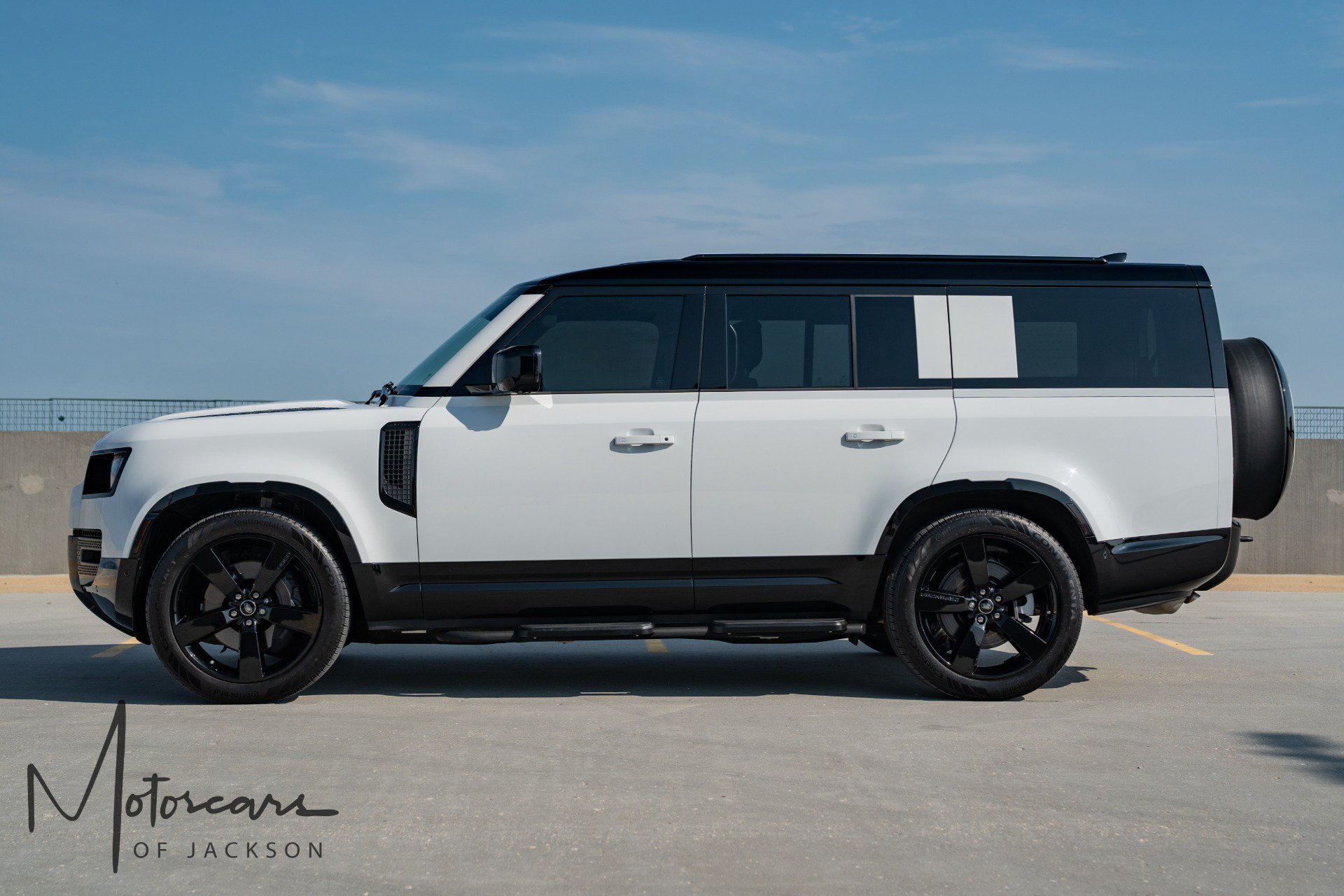 Used 2025 Land Rover Defender 130 X-Dynamic SE AWD/4WD image 4