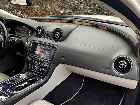 Used 2012 Jaguar XJ image 15