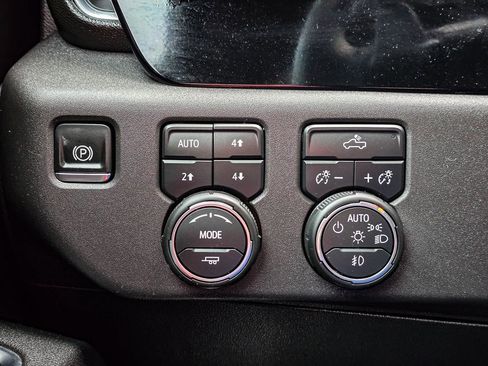 Used 2025 Chevrolet Silverado 1500 LT Trail Boss w/ Convenience Package II AWD/4WD image 34