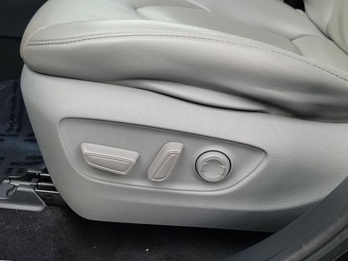 Used 2023 Toyota Highlander Limited image 19