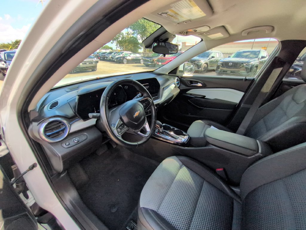 Used 2025 Chevrolet Trax LT w/ LT Convenience Package FWD image 15