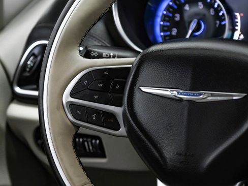 Used 2020 Chrysler Pacifica Limited image 14