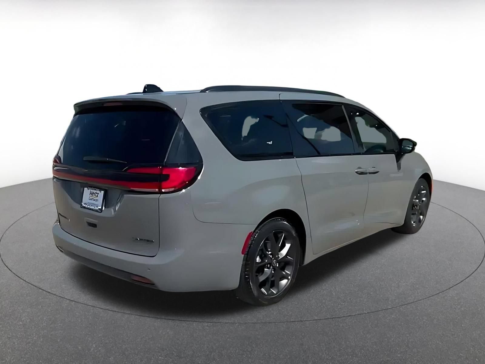 Used 2025 Chrysler Pacifica Limited FWD image 13
