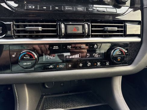 Used 2025 Nissan Pathfinder SL w/ Black Appearance Package FWD image 15