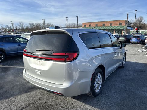 Used 2024 Chrysler Pacifica Touring-L image 6