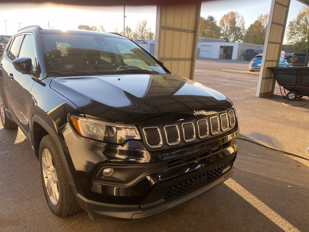 Used 2022 Jeep Compass Latitude FWD image 1