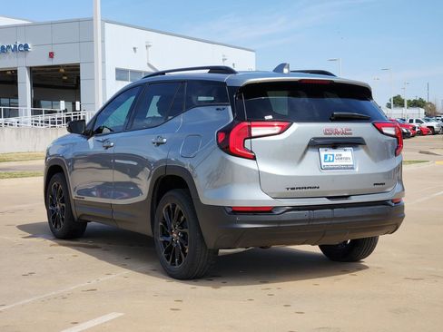 Used 2024 GMC Terrain SLT w/ Tech Package image 7