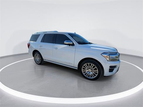 Used 2022 Ford Expedition Platinum image 2