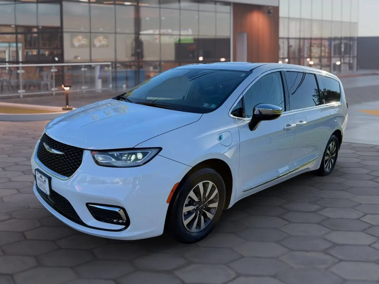 Used 2023 Chrysler Pacifica Limited w/ Uconnect Theater Family Group FWD image 6