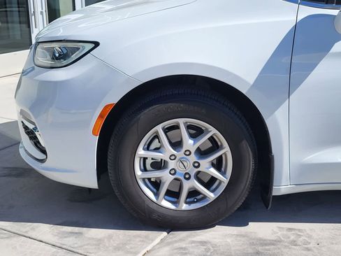 Used 2022 Chrysler Pacifica Touring-L FWD image 9