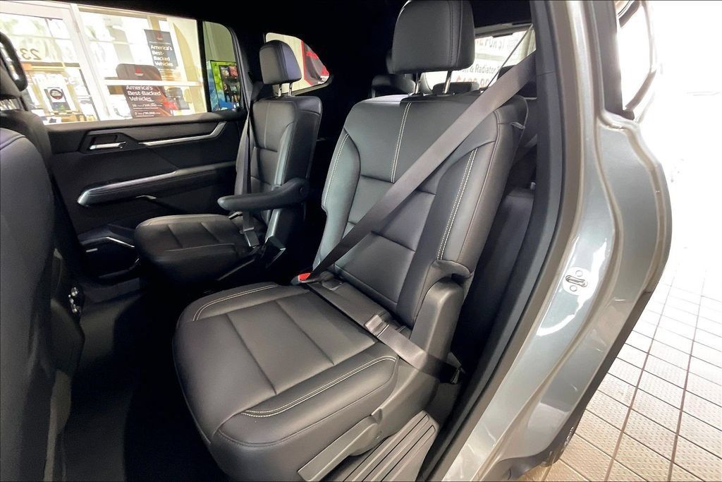 Used 2026 GMC Acadia Elevation w/ Elevation Premium Package FWD image 14