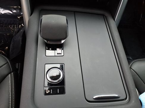 Certified 2024 Land Rover Discovery Dynamic SE image 19