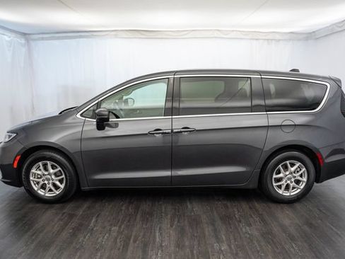 Used 2023 Chrysler Pacifica Touring-L FWD image 7