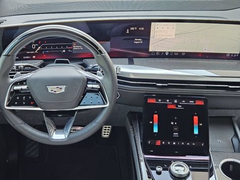 Certified 2025 Cadillac Escalade ESV V AWD/4WD image 32