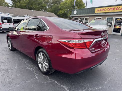 Used 2017 Toyota Camry SE image 4