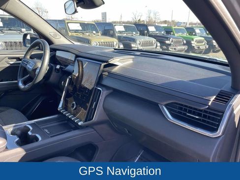 Used 2025 GMC Acadia Elevation image 13