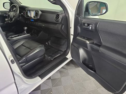 Used 2018 Toyota Tacoma TRD Off-Road AWD/4WD image 12