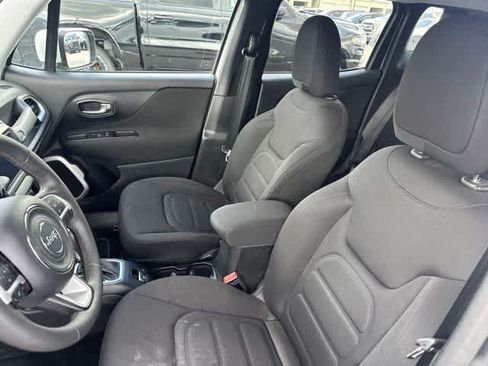 Used 2018 Jeep Renegade Latitude AWD/4WD image 3