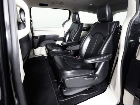 Used 2022 Chrysler Pacifica Touring-L FWD image 20