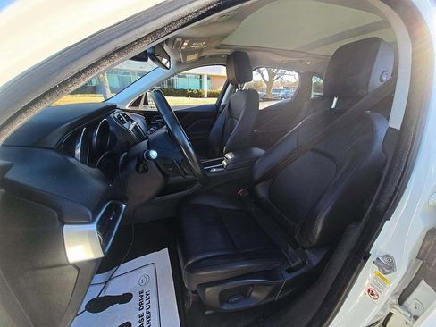 Used 2018 Jaguar F-PACE Premium image 3