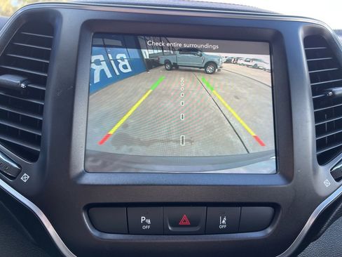 Used 2022 Jeep Cherokee Trailhawk image 14