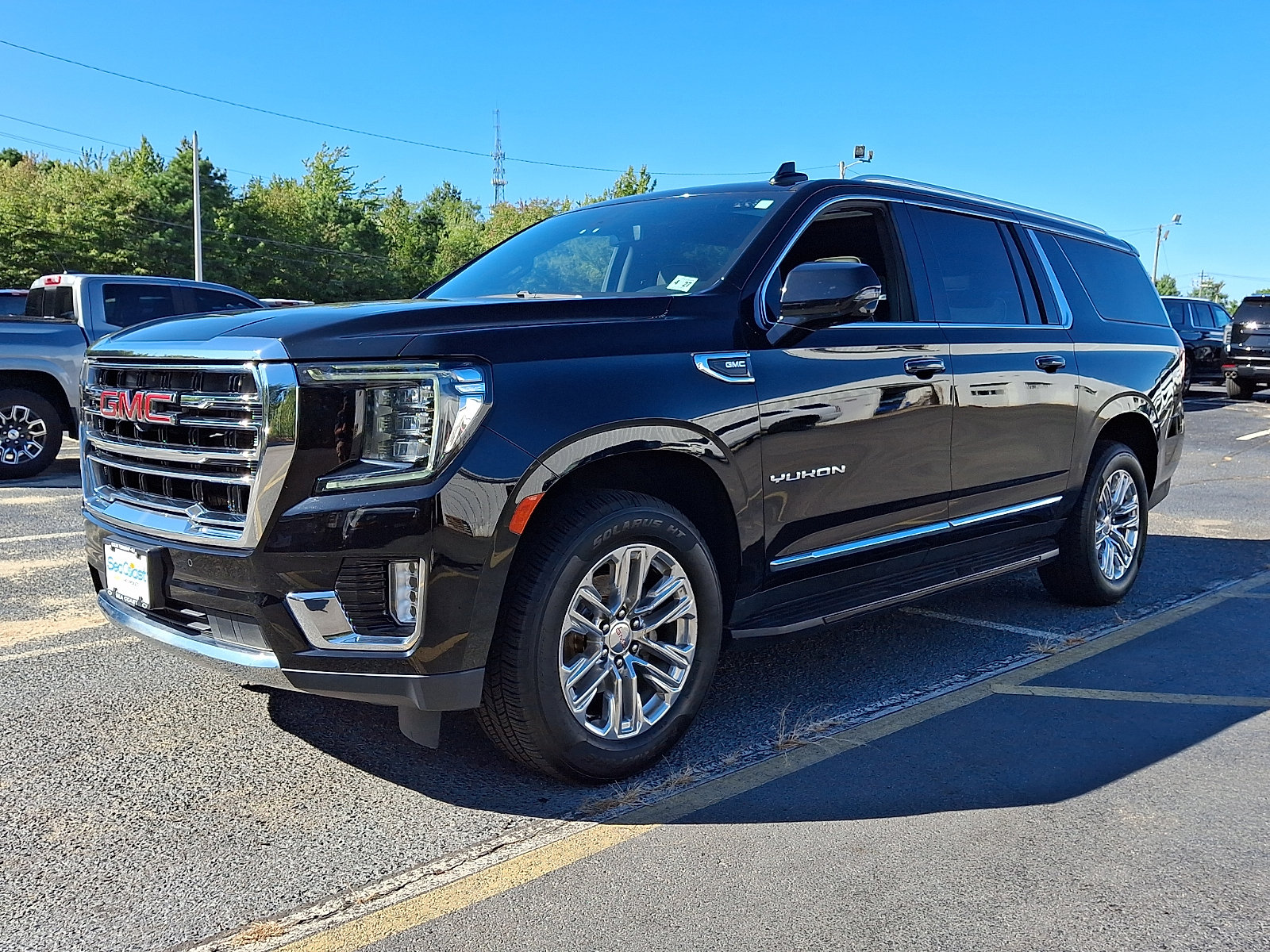 Certified 2022 GMC Yukon XL SLT w/ SLT Premium Package AWD/4WD image 3
