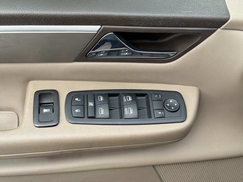 Used 2011 Volkswagen Routan SE FWD image 17