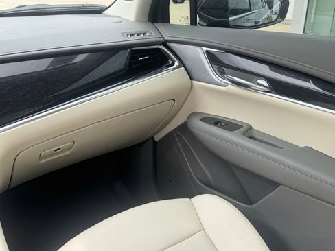 Used 2023 Cadillac XT6 Premium Luxury w/ Technology Package FWD image 22