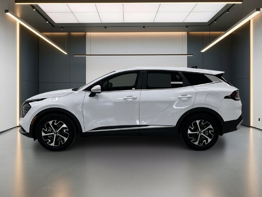 Used 2025 Kia Sportage EX FWD image 2