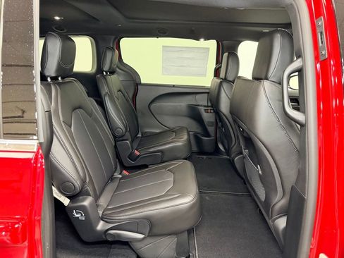 New 2027 Chrysler Pacifica Select AWD/4WD image 10