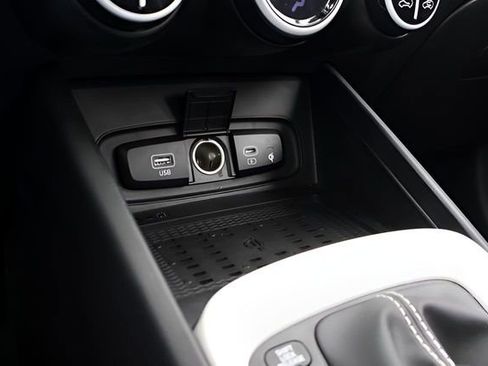 Used 2023 Hyundai Venue Limited image 23