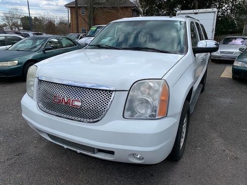 Used 2007 GMC Yukon XL SLT w/ SLT Preferred Equipment Group image 3