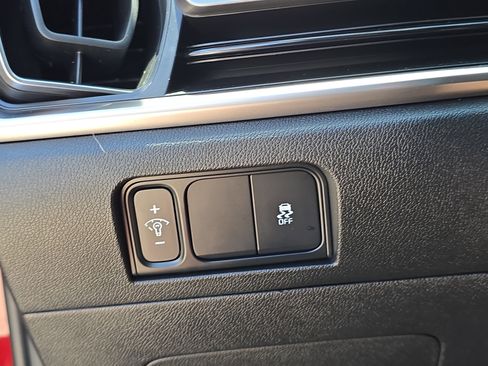Certified 2025 Kia Sorento LX FWD image 28