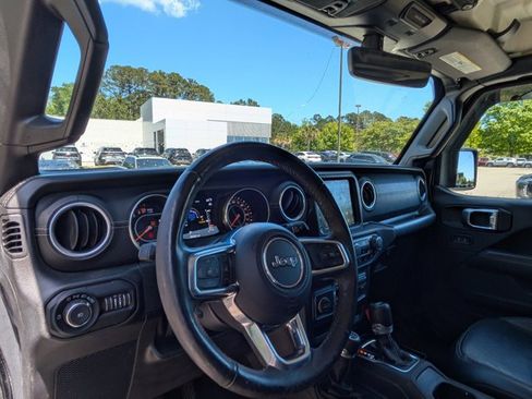 Used 2018 Jeep Wrangler Unlimited Sahara image 6