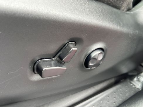 Used 2025 Chrysler Pacifica Limited FWD image 24