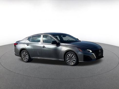 Used 2025 Nissan Altima 2.5 SV image 2